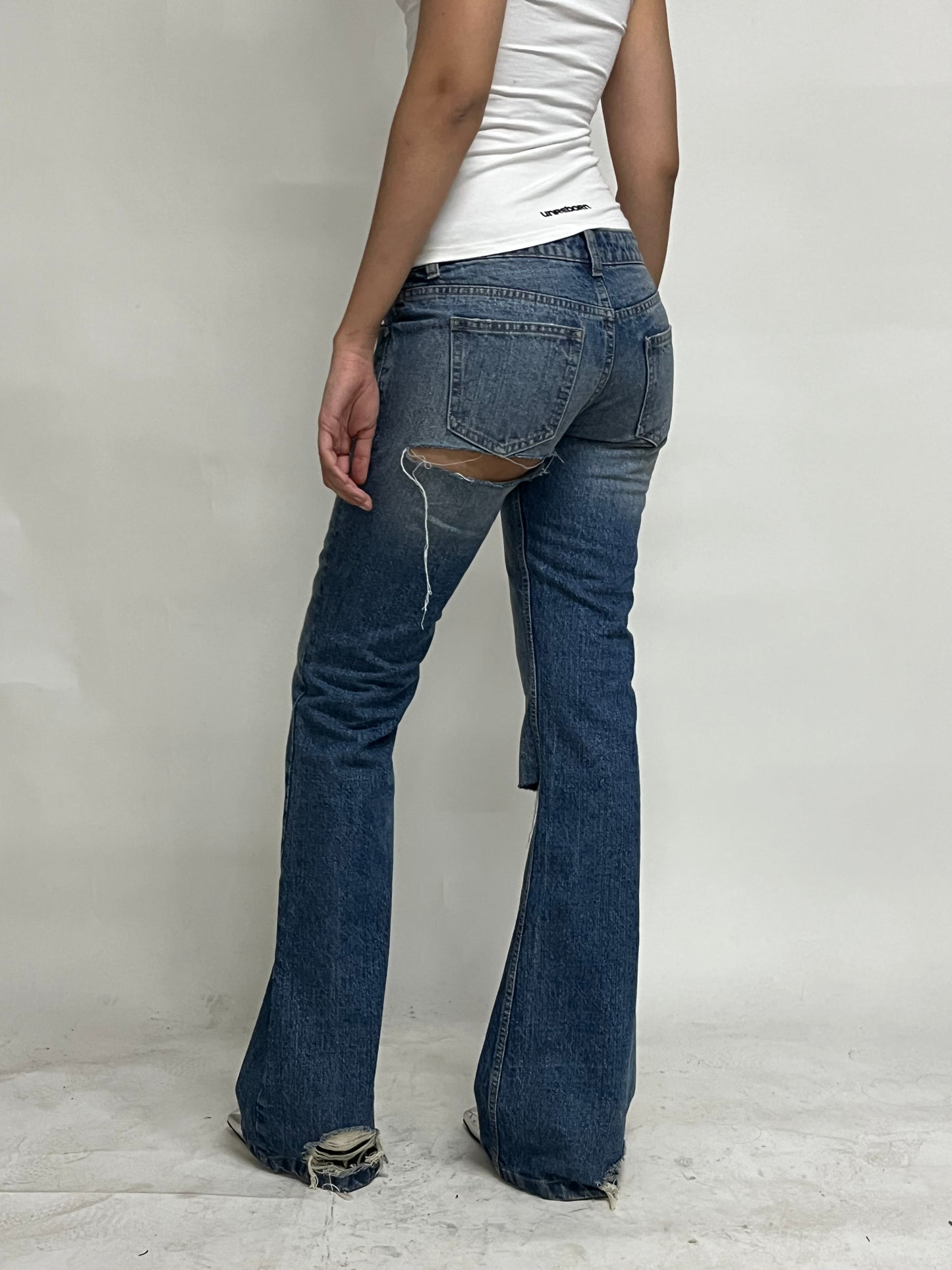 LOW WAIST FLARED JEANS - DISTRESSED BLUE